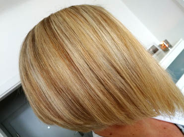 Ganzer Kopf hellblonde Strähnen, Haarschnitt Bob konkav, Frisur, Mobile Friseurin, Visagistin, Haar Stylistin, Haare, Blond, MakeUp, Schminke, Haarschnitt, Hairlights by Bettina, Betty, Wien, Österreich