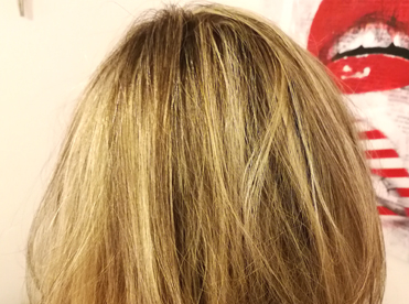 Ganzer Kopf Strähnen, 2 verschiedene Blondtöne inklusive ein paar Strähnen in der Naturfarbe, Haare reichen über die Schulter und sind gestuft, Frisur, Friseur, Friseurin, Haarschnitt, Blond, MakeUp, Schminke, Hairlights by Bettina, Mobile Friseurin, Visagistin, Haar Stylistin, Wien, Österreich, Hairlights by Bettina, Betty