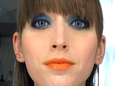 Drei verschiedene blau Töne Lidschatten sowohl oben als auch unten inklusive blauer Kajal am oberen Wimpernkranz, Lippenstift in orange, dezentes Rouge, MakeUp, Schminke, Mobile Friseurin, Visagistin, Haar Stylistin, Wien, Österreich, Hairlights by Bettina, Betty