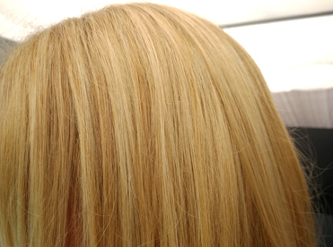 Haare über die Schulter, goldblond gefärbt mit hellblonden Strähnen am Oberkopf, Frisur, Friseurin, Haarschnitt, Haare, Blond, Strähne, MakeUp, Schminke, Mobile Friseurin, Visagistin, Haar Stylistin, Wien, Österreich, Hairlights by Bettina, Betty