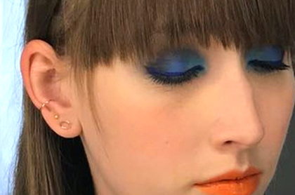 Lange Stirnfransen, Augen stark geschminkt in 3 verschiedenen blau Töne, Lippen orange, zartes Rouge, MakeUp, Lippenstift, Lidschatten, Schminke, Hairlights by Bettina Wien, mobile Friseurin, Visagistin, Haar Stylistin, Wien, Österreich